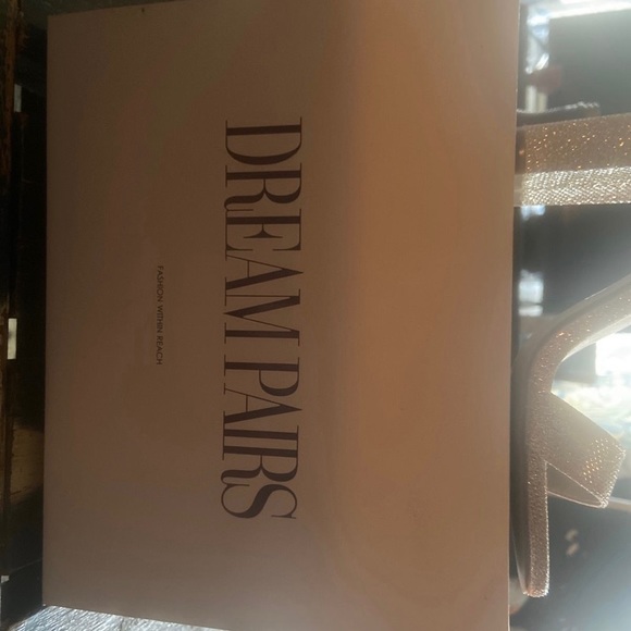 Gold sparkling shoes made by dreamworks size 5.5 nib - Picture 3 of 4